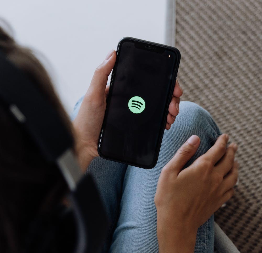 Spotify pilots AI voice translation for podcasts
